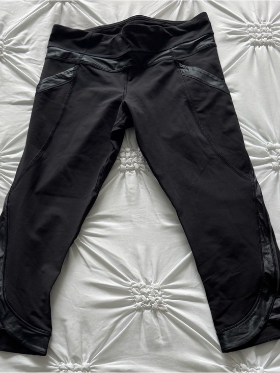 lululemon athletica Other - lululemon athletica Black and White Logo Active bottom.